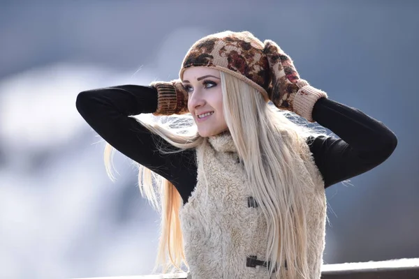 Молодая Красивая Женщина Портрет Открытом Воздухе Зимой — стоковое фото