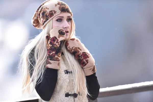 Jovem Bonita Mulher Retrato Livre Inverno — Fotografia de Stock