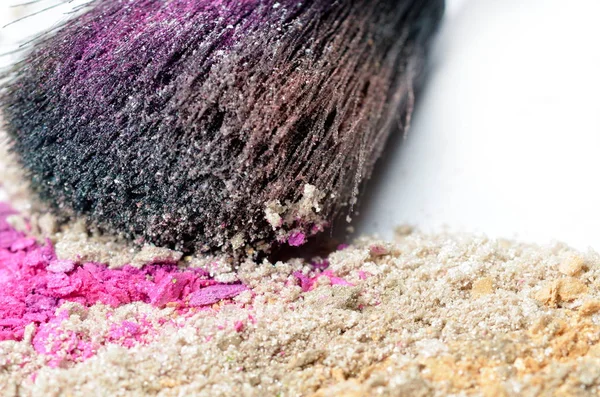 다채로운 눌린된 아이섀도우에 메이크업 브러쉬 — 스톡 사진