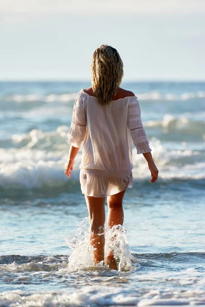 Junge Kaukasische Frau Erfrischt Sich Sommerabend Strand — Stockfoto