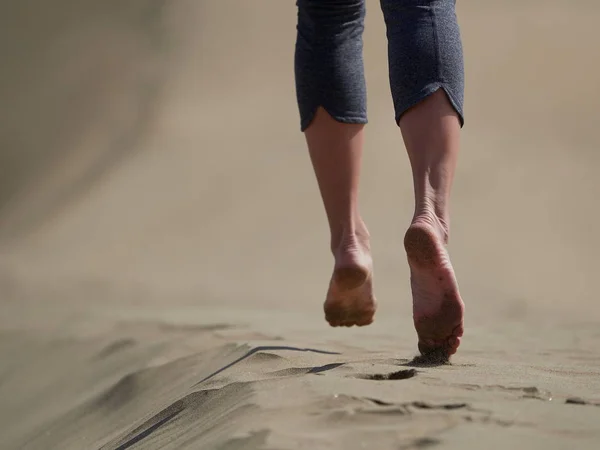 Piedi Nudi Giovane Donna Che Jogging Cammina Sulla Spiaggia All — Foto Stock