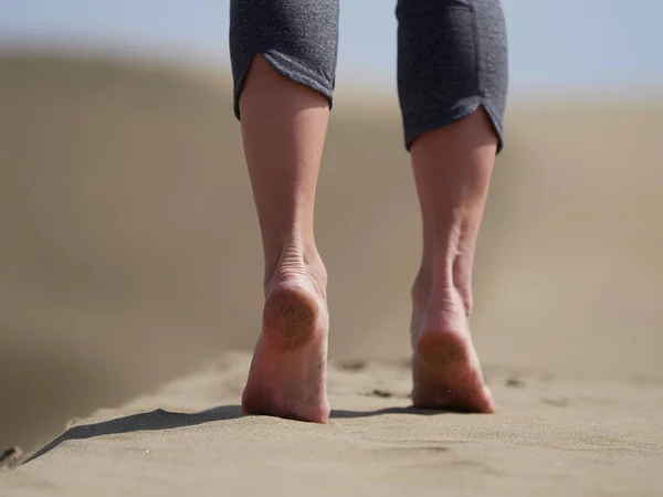 Barfüßige Junge Frau Joggt Geht Bei Sonnenaufgang Strand — Stockfoto