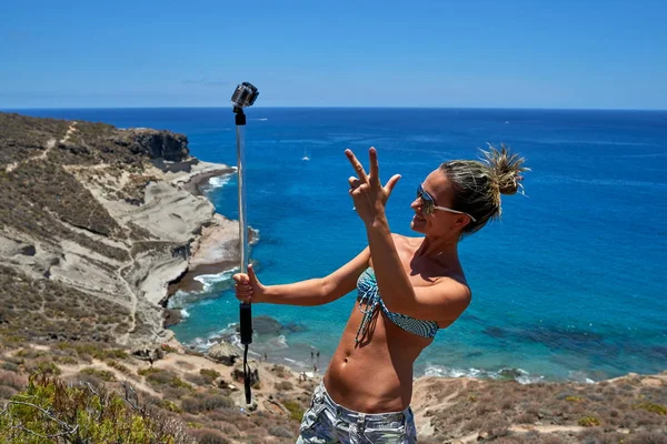 Νεαρή Γυναίκα Gopro Κάμερα Στη Μεσογειακή Ακτή Καλοκαίρι — Φωτογραφία Αρχείου