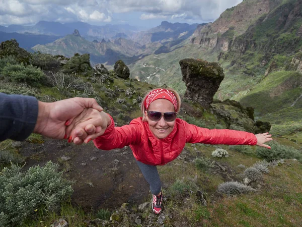 Ung Kvinna Turist Alpina Zonen Sommaren Man Hjälper Henne Att — Stockfoto