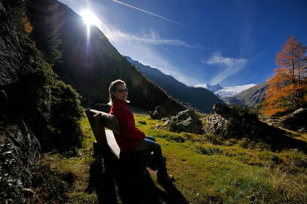 Mladá Žena Turista Alpínském Pásmu — Stock fotografie