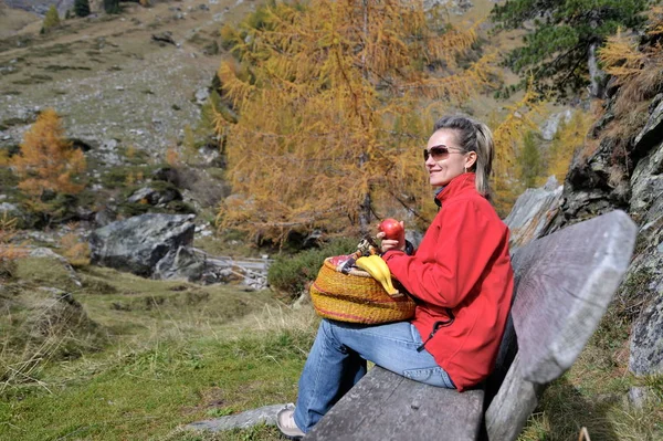 Ung Kvinna Turist Alpina Zonen — Stockfoto