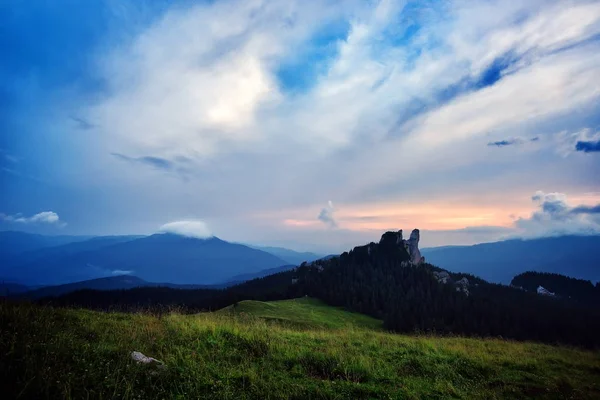 Bergslandskap Solnedgången Rarau Rumänien — Stockfoto