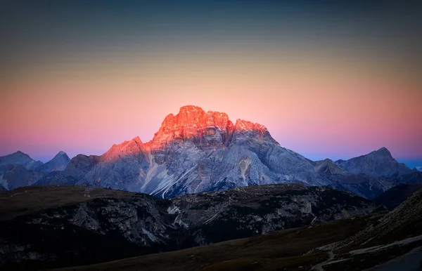 著名的意大利国家公园 Cime Lavaredo 在日出 白云岩 南蒂罗尔 Auronzo — 图库照片