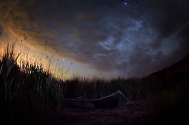gece gökyüzü göl üzerinde yıldız ile
