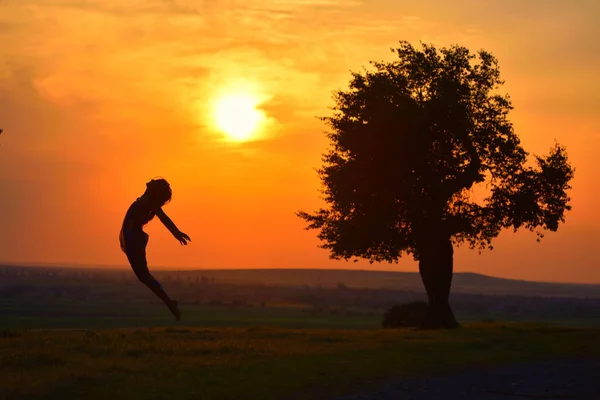 Jeune Femme Heureuse Sur Terrain Été Coucher Soleil — Photo