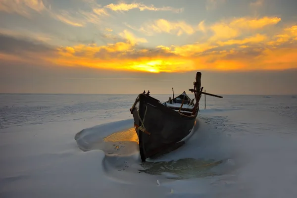 Gefrorenes Boot Auf Dem See Winter — Stockfoto