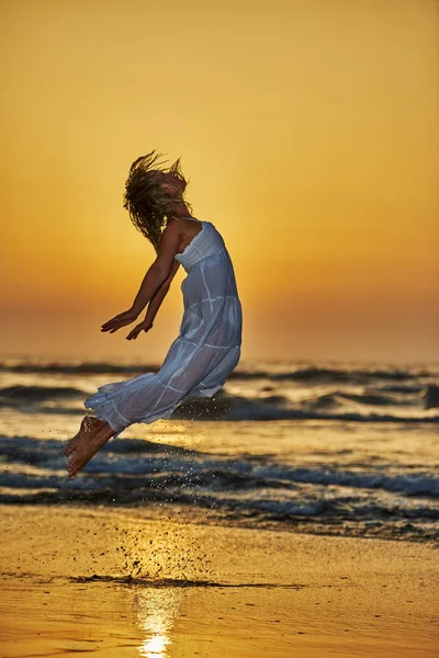Genç Kadın Yaz Akşamında Kumsalda Atlama — Stok fotoğraf