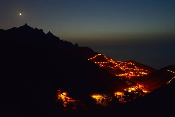 山村的夜在加那利群岛的特内里费岛 — 图库照片