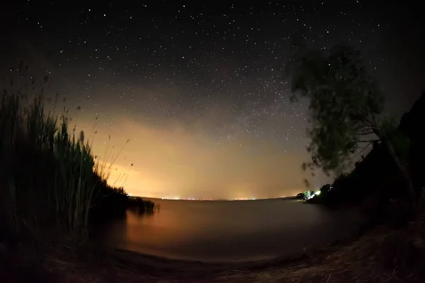 Noční Obloha Hvězdami Nad Jezerem — Stock fotografie