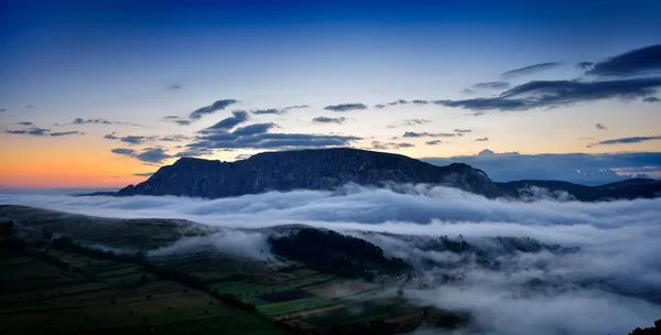 Alba Romanya Sisli Sabah Güzel Dağ Manzarası — Stok fotoğraf