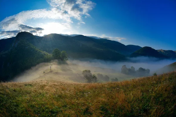 Vackert Bergslandskap Dimmig Morgon Alba Rumänien — Stockfoto