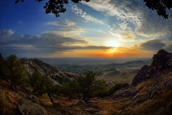 日出日落 楚楚亚图峰认为 Dobrogea 罗马尼亚景观 — 图库照片