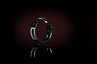 siyah arka plan üzerine izole yüzük