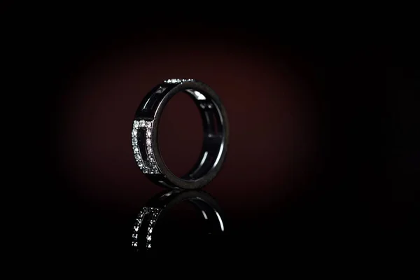 Anillo Aislado Sobre Fondo Negro — Foto de Stock