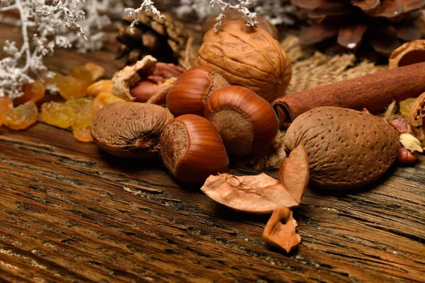 Nueces Sobre Mesa Rústica Madera Vieja — Foto de Stock