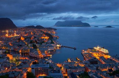 Norveç şehir gece, Alesund