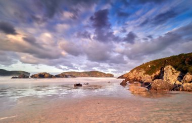 muhteşem kaya oluşumları ve Cantabria, İspanya'nın kıyısındaki plajları