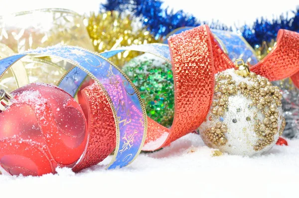 Decorações Natal Coloridas Sobre Neve — Fotografia de Stock