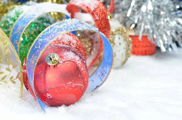 Coloridas Decoraciones Navideñas Sobre Nieve — Foto de Stock