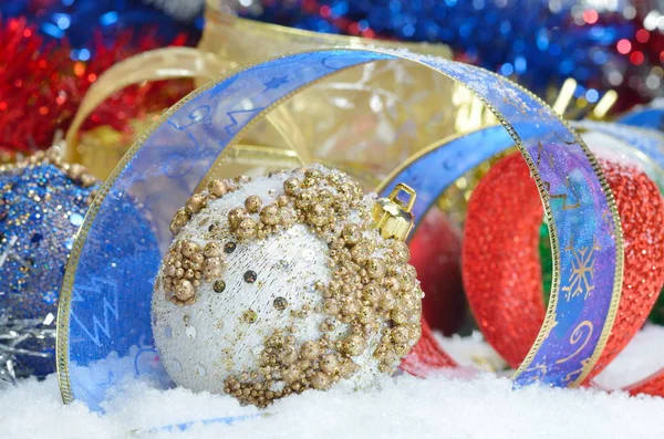 Coloridas Decoraciones Navideñas Sobre Nieve — Foto de Stock