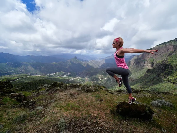 Joven Feliz Mujer Saltando Cima Montaña Hermosa Vista Panorámica — Foto de Stock