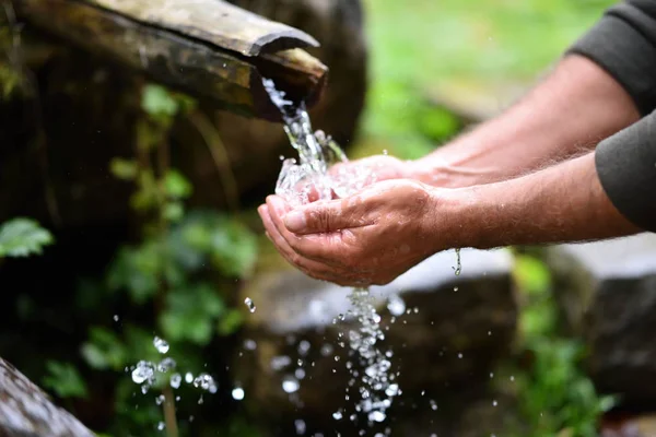 Man Washing Hands Fresh Cold Potable Water Mountain Spring — Stock Photo, Image