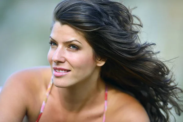 Jovem Mulher Sorridente Livre Verão Dia Ensolarado — Fotografia de Stock