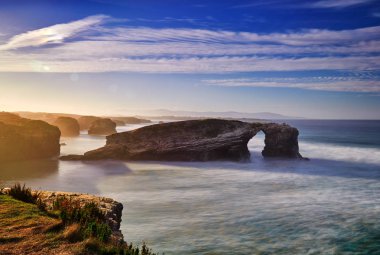 Güzel gün batımı ve taş kemerler Playa de las Catedrales sırasında giriş akımı, Galiçya, İspanya