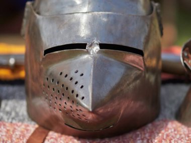 Ortaçağ metal kask yakın çekim