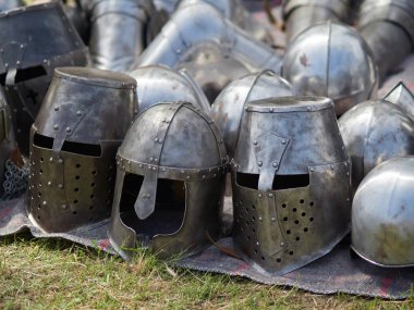 Ortaçağ metal kask yakın çekim