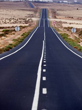 Lanzarote Adası, Kanarya Adaları, İspanya'nın volkanik manzara aracılığıyla boş sonsuz Otoban