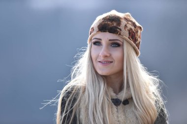 genç güzel kadın portre Kışın açık