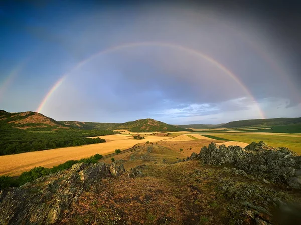 Regenboog Boven Het Veld Zomer — Stockfoto