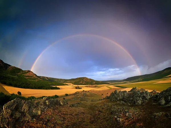 Regenboog Boven Het Veld Zomer — Stockfoto