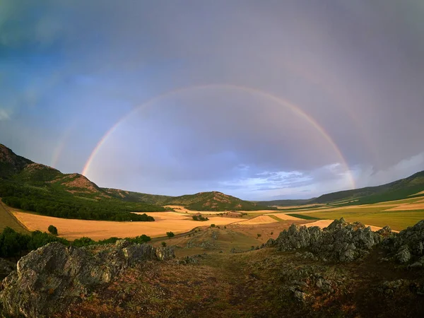 Regenboog Boven Het Veld Zomer — Stockfoto