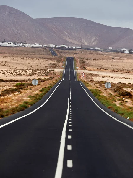 Lanzarote Adası, İspanya'nın volkanik manzara aracılığıyla boş sonsuz Otoban
