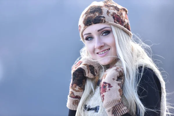 Jonge Mooie Vrouw Portret Buiten Winter — Stockfoto