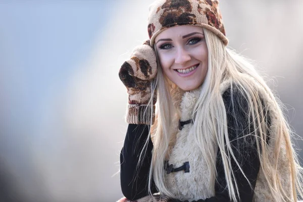 Jonge Mooie Vrouw Portret Buiten Winter — Stockfoto