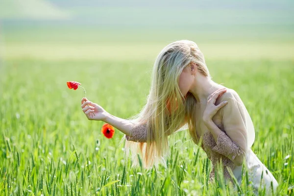 Krásná Dívka Zelené Pole Máky Jaře — Stock fotografie