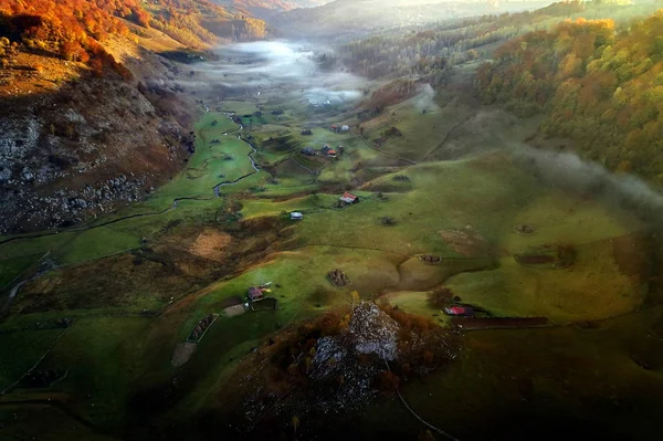 Paisaje Montaña Aérea Con Niebla Matutina Otoño Amanecer Fundatura Ponorului —  Fotos de Stock