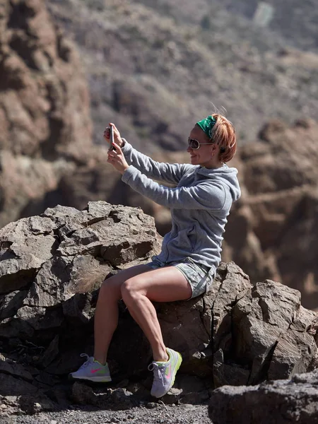 Unga Kvinnliga Resenär Tar Selfie Vackra Klippiga Bakgrunden Teide Natural — Stockfoto