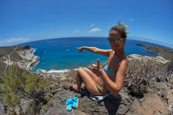 Jovem Mulher Sentada Costa Mediterrânea Verão Dia Ensolarado — Fotografia de Stock