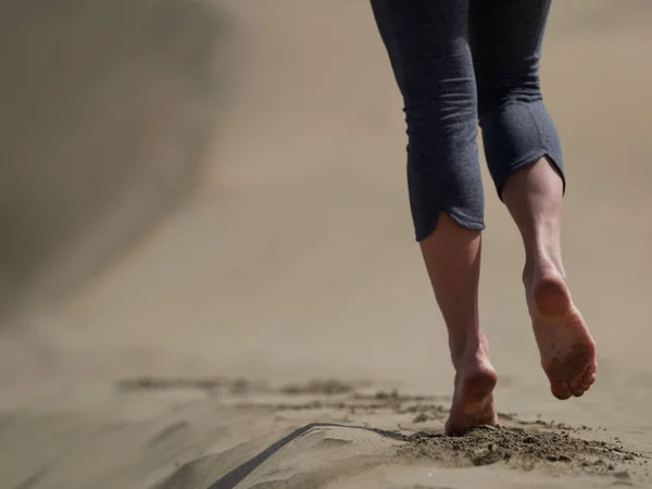 Pés Descalços Mulher Jovem Correndo Andando Praia Nascer Sol — Fotografia de Stock