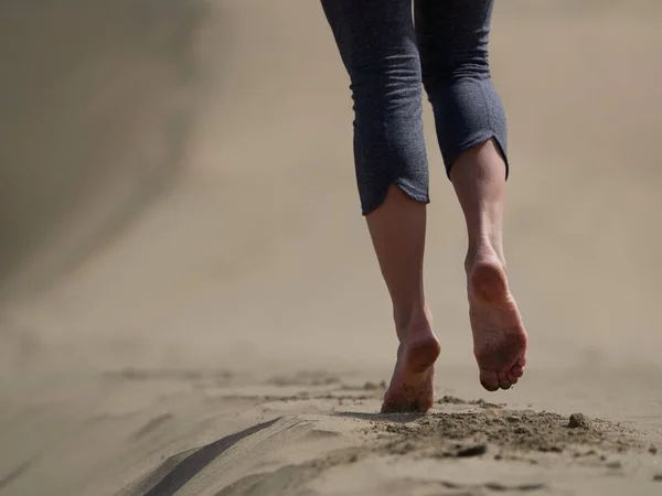 Barfüßige Junge Frau Joggt Geht Bei Sonnenaufgang Strand — Stockfoto