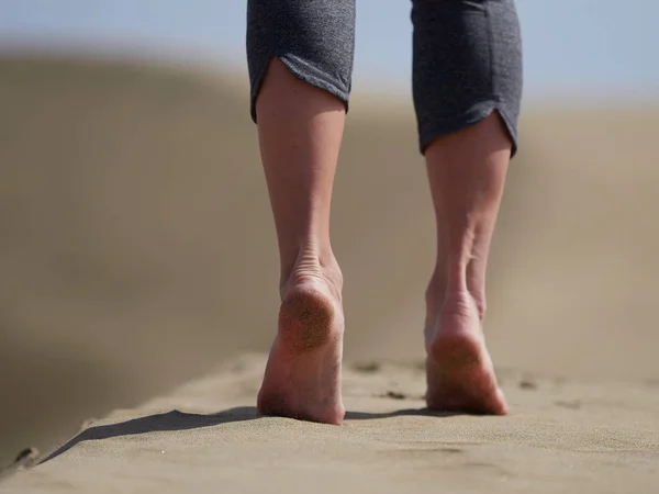 年轻女子跑步 步行在日出海滩上赤裸的双脚 — 图库照片